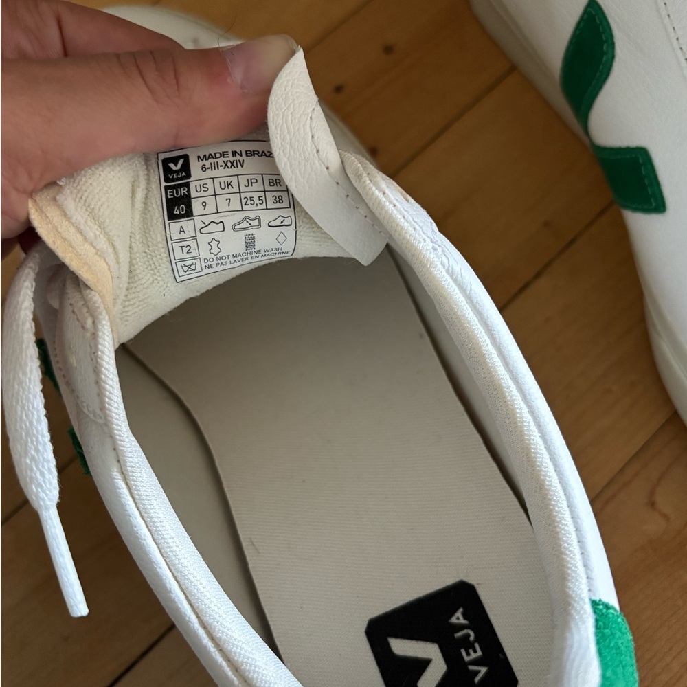 NWOT Veja White Leather Campo Sneakers with Green Suede Details. Sz 9. - Picture 5 of 5